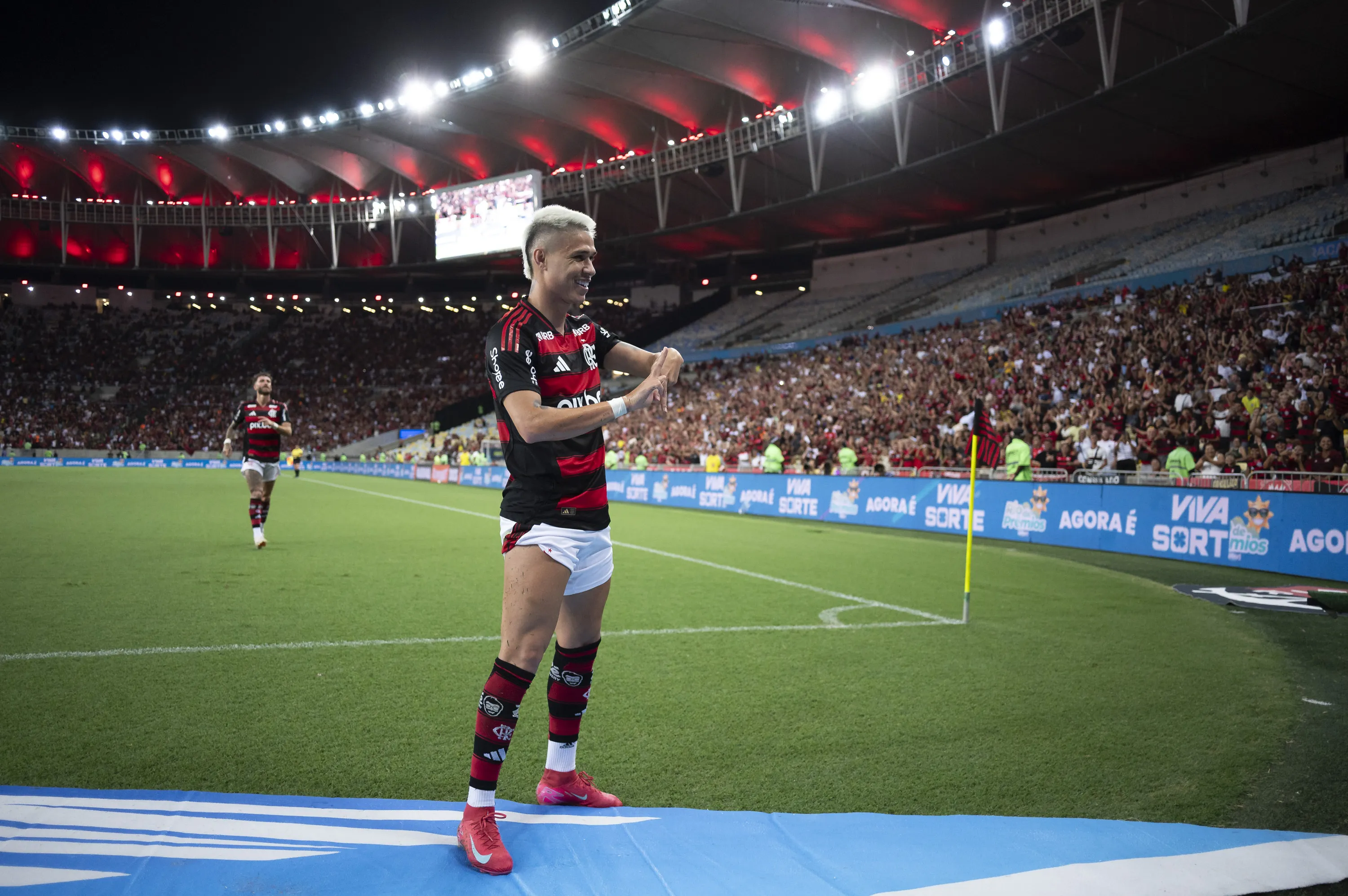 Luiz Araújo jogador do Flamengo comemora seu gol com a torcida no estádio Maracanã. Foto: Jorge Rodrigues/AGIF