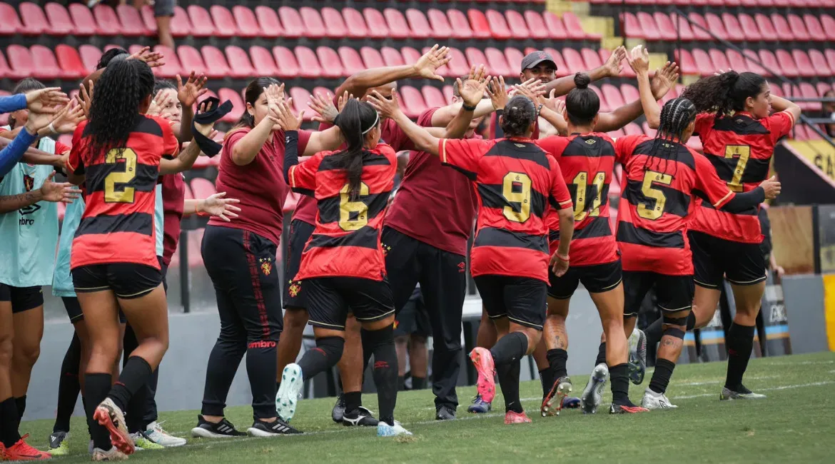 Time feminino do Sport em campo