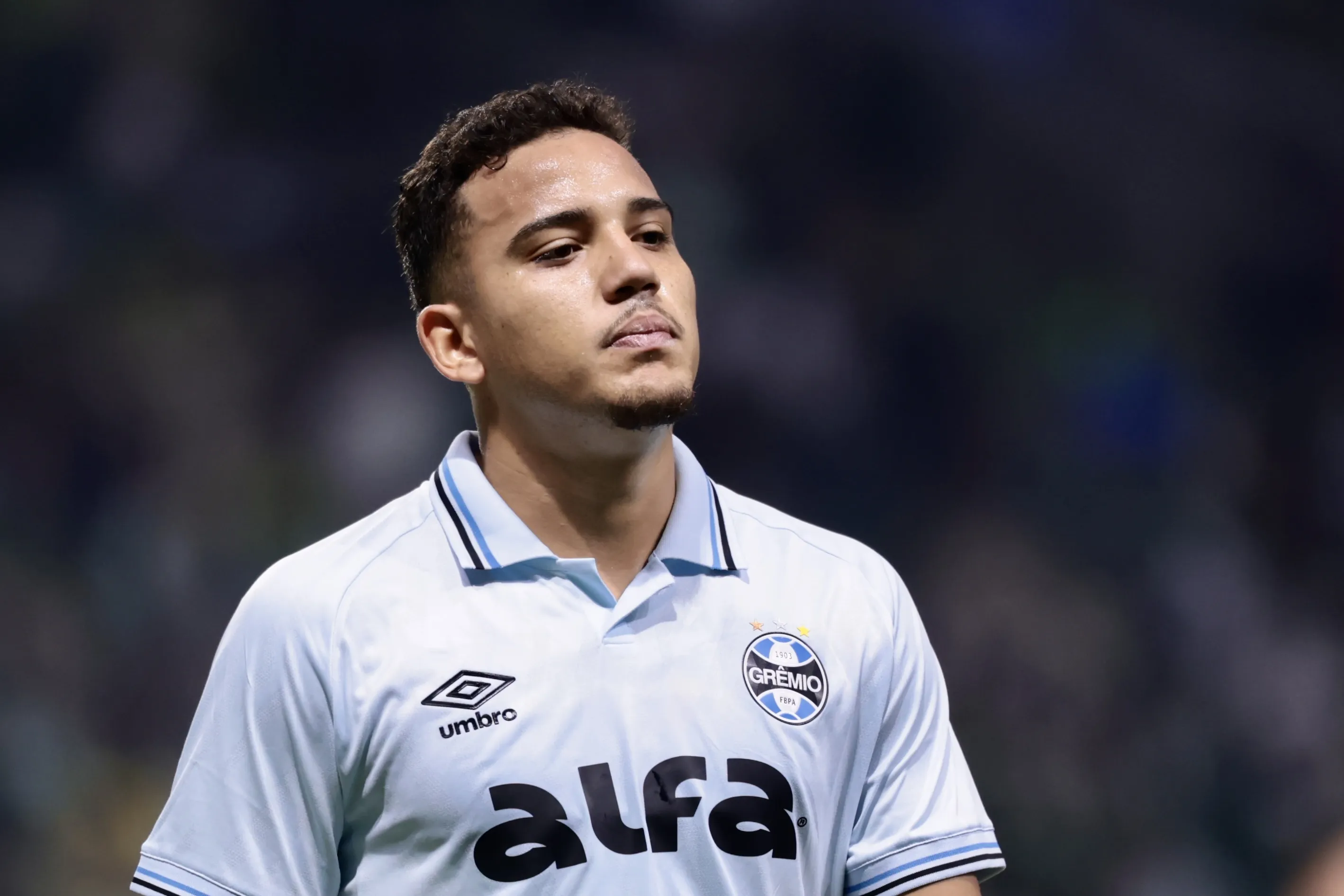 Gustavo Martins alterna entre a titularidade e o banco do técnico Mano Menezes – Foto: Marcello Zambrana/AGIF