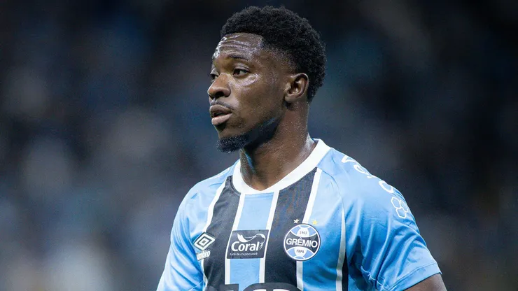 Francis Amuzu acrescenta velocidade e habilidade ao ataque do Grêmio - Maxi Franzoi/AGIF