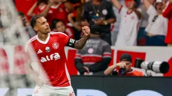 Alan Patrick jogador do Internacional comemora seu gol durante partida contra o Santos - Foto: Luiz Erbes/AGIF