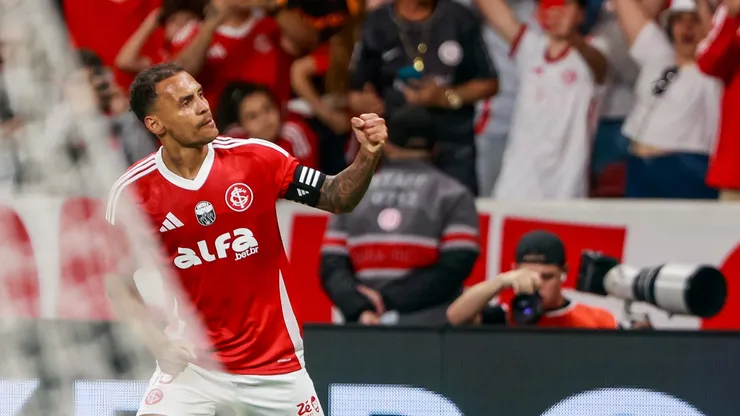 Alan Patrick jogador do Internacional comemora seu gol durante partida contra o Santos - Foto: Luiz Erbes/AGIF