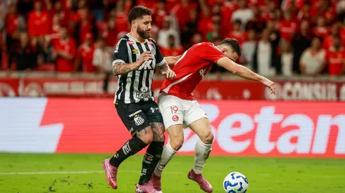 RS - PORTO ALEGRE - 24/11/2025 - BRASILEIRO A 2025, INTERNACIONAL X SANTOS - Borre jogador do Internacional disputa lance com Rollheiser jogador do Santos durante partida no estadio Beira-Rio pelo campeonato Brasileiro A 2025. Foto: Luiz Erbes/AGIF