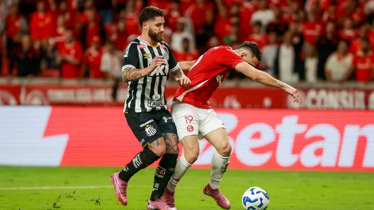 RS - PORTO ALEGRE - 24/11/2025 - BRASILEIRO A 2025, INTERNACIONAL X SANTOS - Borre jogador do Internacional disputa lance com Rollheiser jogador do Santos durante partida no estadio Beira-Rio pelo campeonato Brasileiro A 2025. Foto: Luiz Erbes/AGIF
