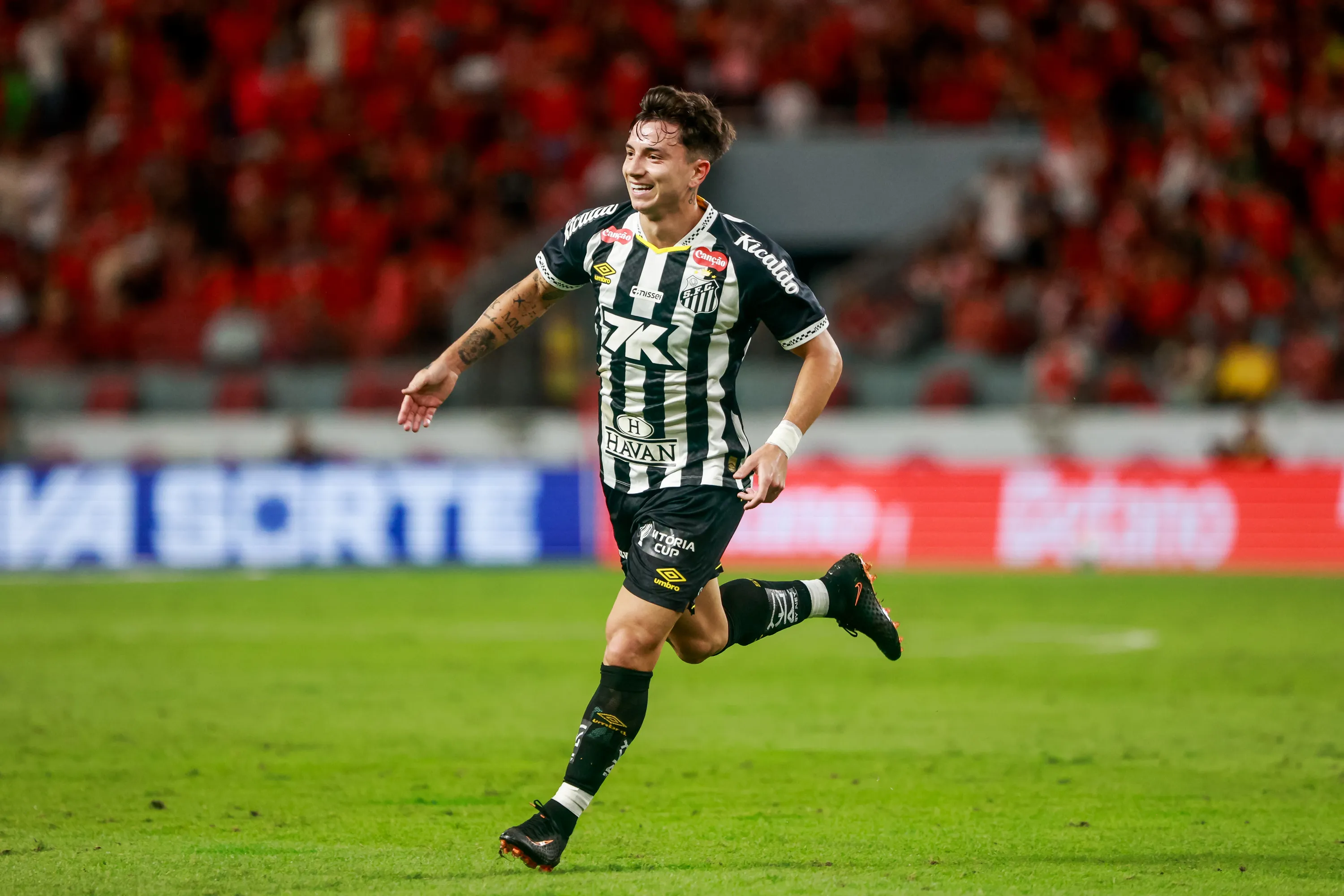 Barreal comemora gol diante do Internacional. Foto: Luiz Erbes/AGIF