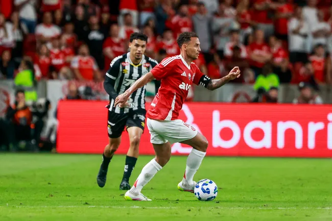 Alan Patrick jogador do Internacional durante partida contra o Santos no estadio Beira-Rio pelo campeonato Brasileiro A 2025. Foto: Luiz Erbes/AGIF
