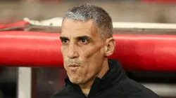 Vojvoda, técnico do Santos em partida pelo campeonato brasileiro (Foto: Pedro H. Tesch/Getty Images)