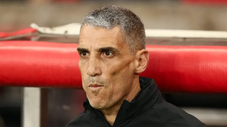 Vojvoda, técnico do Santos em partida pelo campeonato brasileiro (Foto: Pedro H. Tesch/Getty Images)