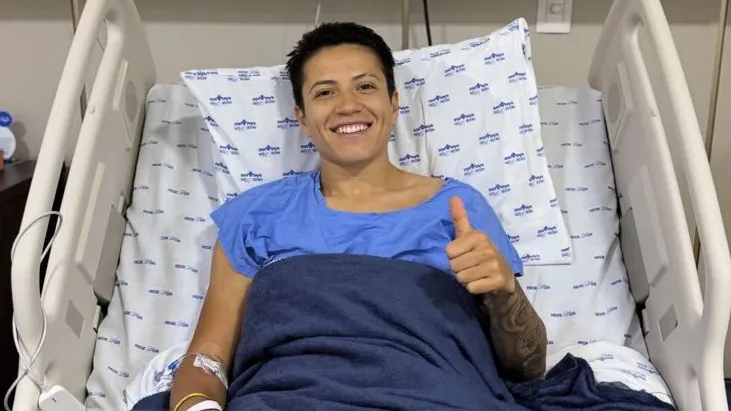 Bia Menezes, lateral do São Paulo, passa por cirurgia no tornozelo