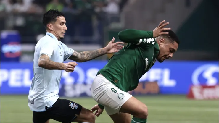 SP - SAO PAULO - 26/07/2025 - BRASILEIRO A 2025, PALMEIRAS X GREMIO - Vitor Roque jogador do Palmeiras disputa lance com Dodi jogador do Gremio durante partida no estadio Arena Allianz Parque pelo campeonato Brasileiro A 2025.