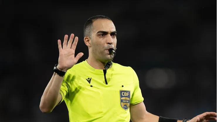 Árbitro Davi De Oliveira Lacerda durante partida entre Fluminense e Atletico-MG no estadio Maracana pelo campeonato Brasileiro A 2025.