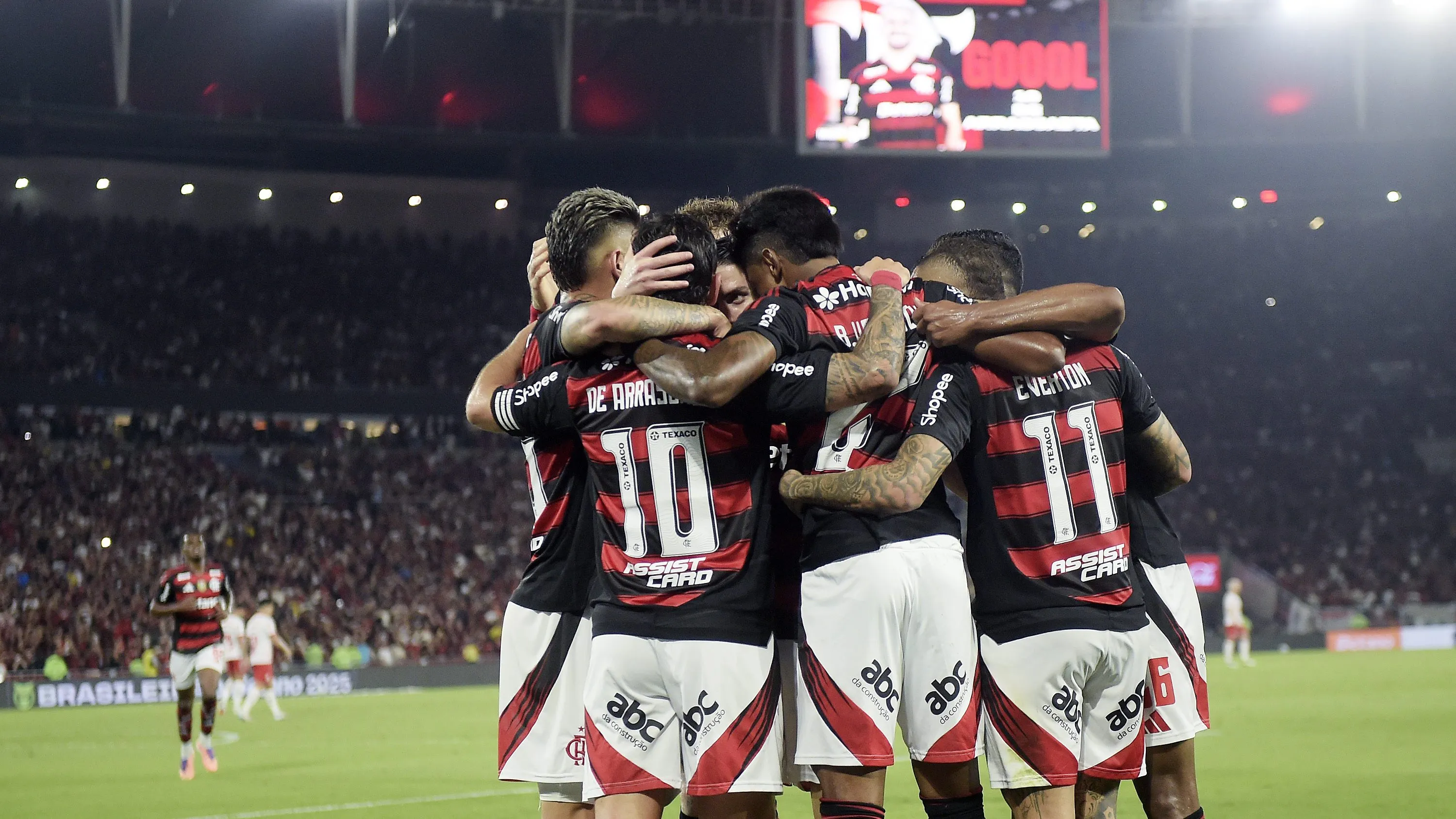 Jogadores do Flamengo comemorando gol no Maracanã. Foto: Alexandre Loureiro/AGIF
