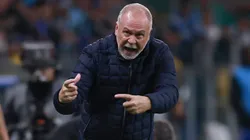 Mano Menezes quer garantir a vitória e pensar em 2026.