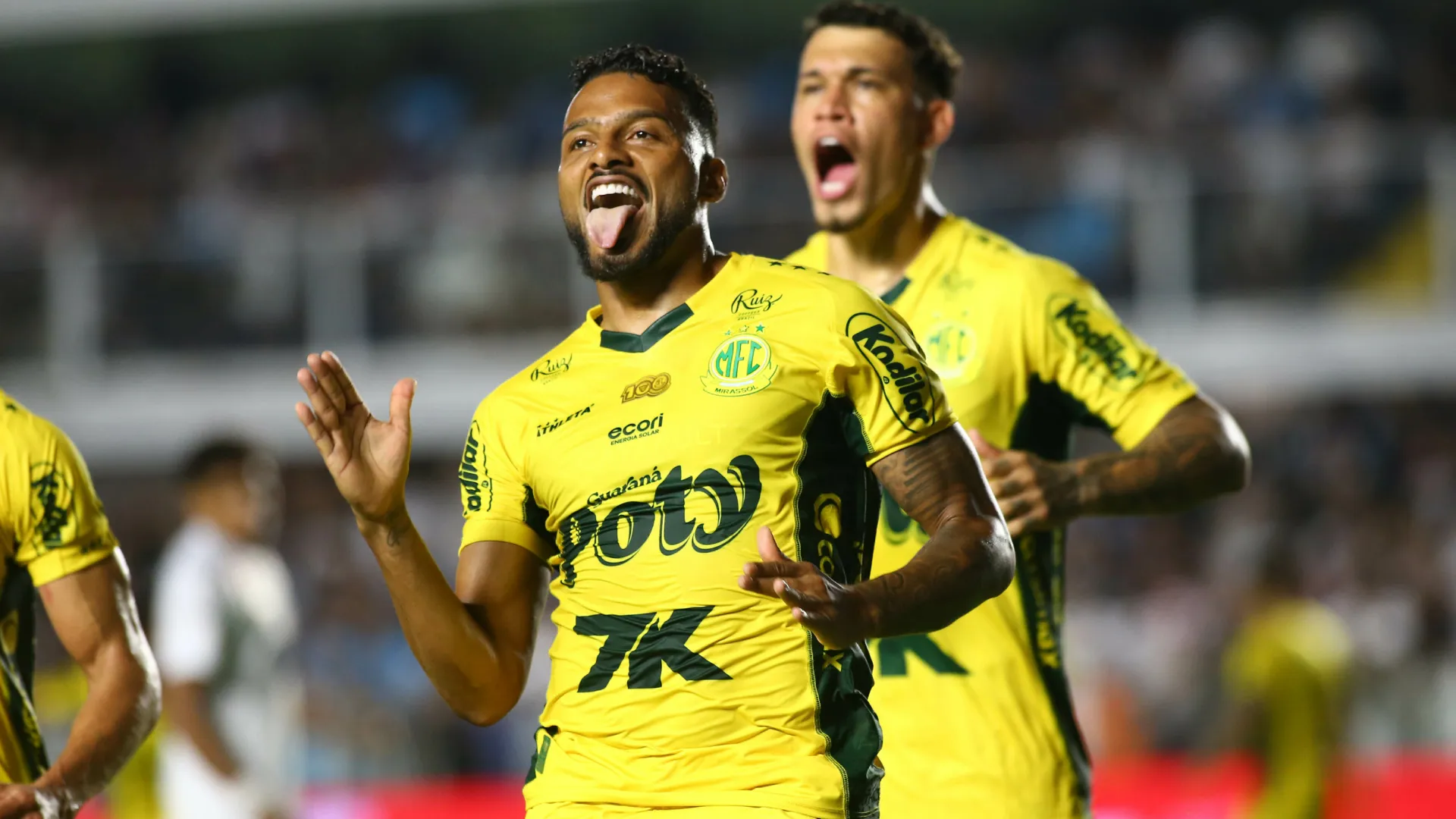 Reinaldo comemorando após marcar contra o Santos – Foto: Mauricio De Souza/AGIF