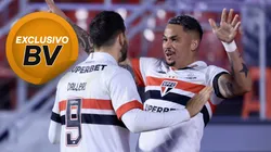 Luciano jogador do São Paulo comemora seu gol com Calleri jogador da sua equipe durante partida contra o Goiás no estádio Morumbi pelo campeonato Copa Do Brasil 2024. Foto: Marcello Zambrana/AGIF