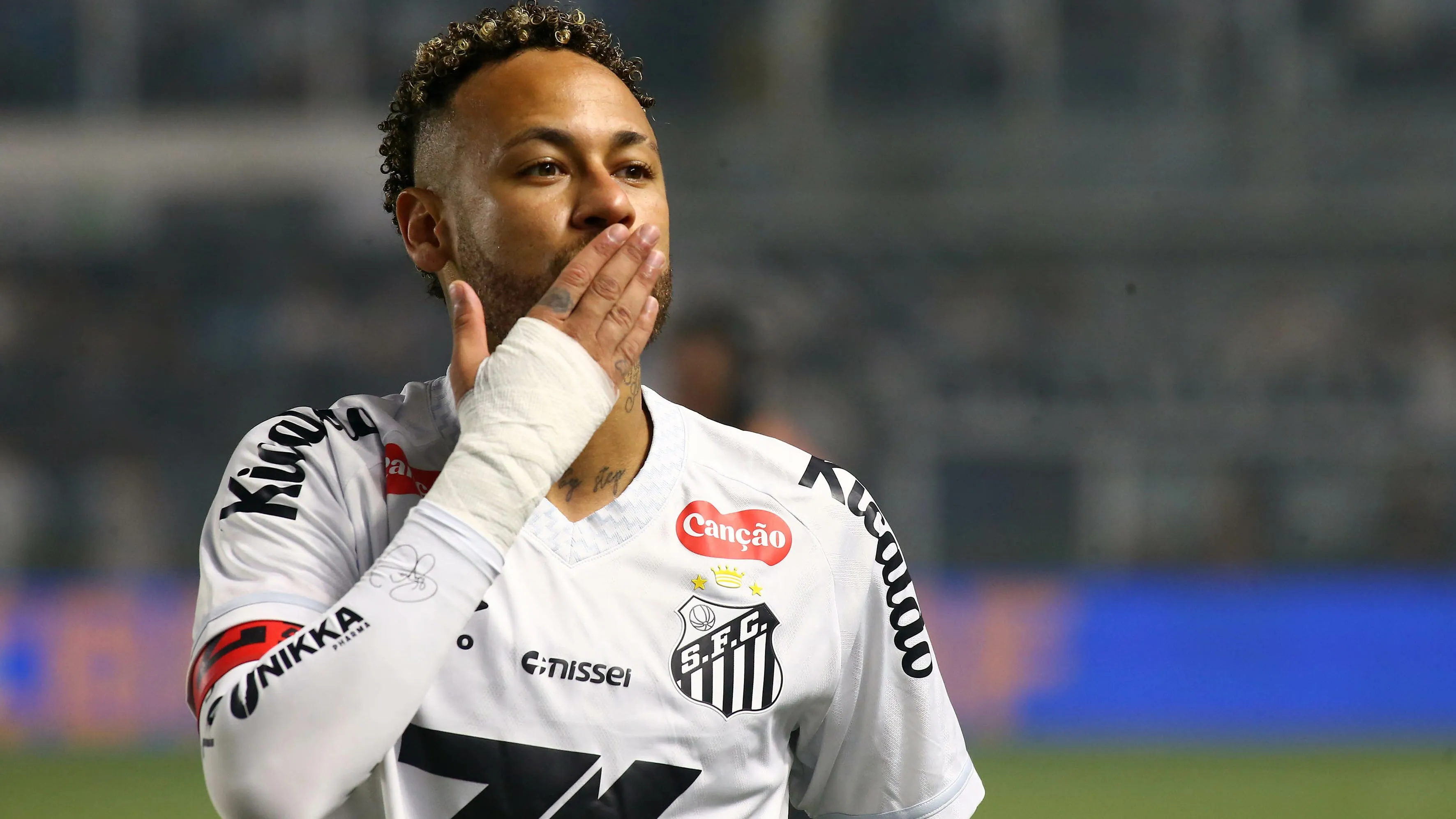 SP – SANTOS – 15/11/2025 – BRASILEIRO A 2025, SANTOS X PALMEIRAS – Neymar Jr jogador do Santos durante partida contra o Palmeiras no estadio Vila Belmiro pelo campeonato Brasileiro A 2025. Foto: Mauricio De Souza/AGIF