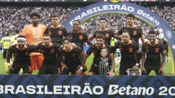 Jogadores do Corinthians posam para foto antes na partida contra Gremio no estadio Arena Corinthians pelo campeonato Brasileiro A 2025. Foto: Anderson Romao/AGIF