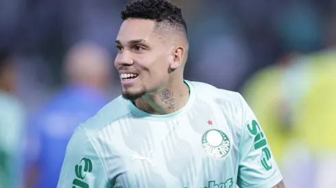 SP - BARUERI - 12/04/2025 - BRASILEIRO A 2025, PALMEIRAS X CORINTHIANS - Paulinho jogador do Palmeiras durante aquecimento antes da partida contra o Corinthians no estadio Arena Barueri pelo campeonato Brasileiro A 2025. Foto: Ettore Chiereguini/AGIF