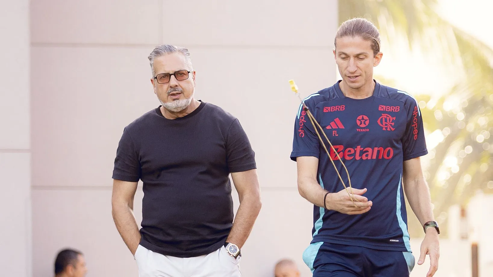 Felipe Luís conversa com José Boto a caminho do treino no Ninho do Urubu –  Foto: Adriano Fontes/Flamengo