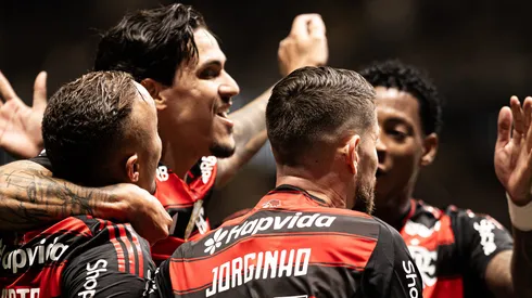 MG - BELO HORIZONTE - 06/08/2025 - COPA DO BRASIL 2025, ATLETICO-MG X FLAMENGO - Cebolinha jogador do Flamengo comemora seu gol com jogadores do seu time durante partida contra o Atletico-MG no estadio Arena MRV pelo campeonato Copa Do Brasil 2025. Foto: Mateus Dutra/AGIF