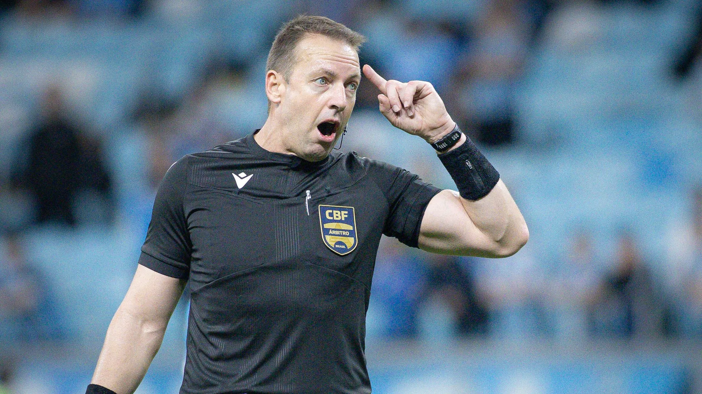 O arbitro Lucas Paulo Torezin durante partida entre Gremio e Cruzeiro no estadio Arena do Gremio pelo campeonato Brasileiro A 2025. Foto: Maxi Franzoi/AGIF
