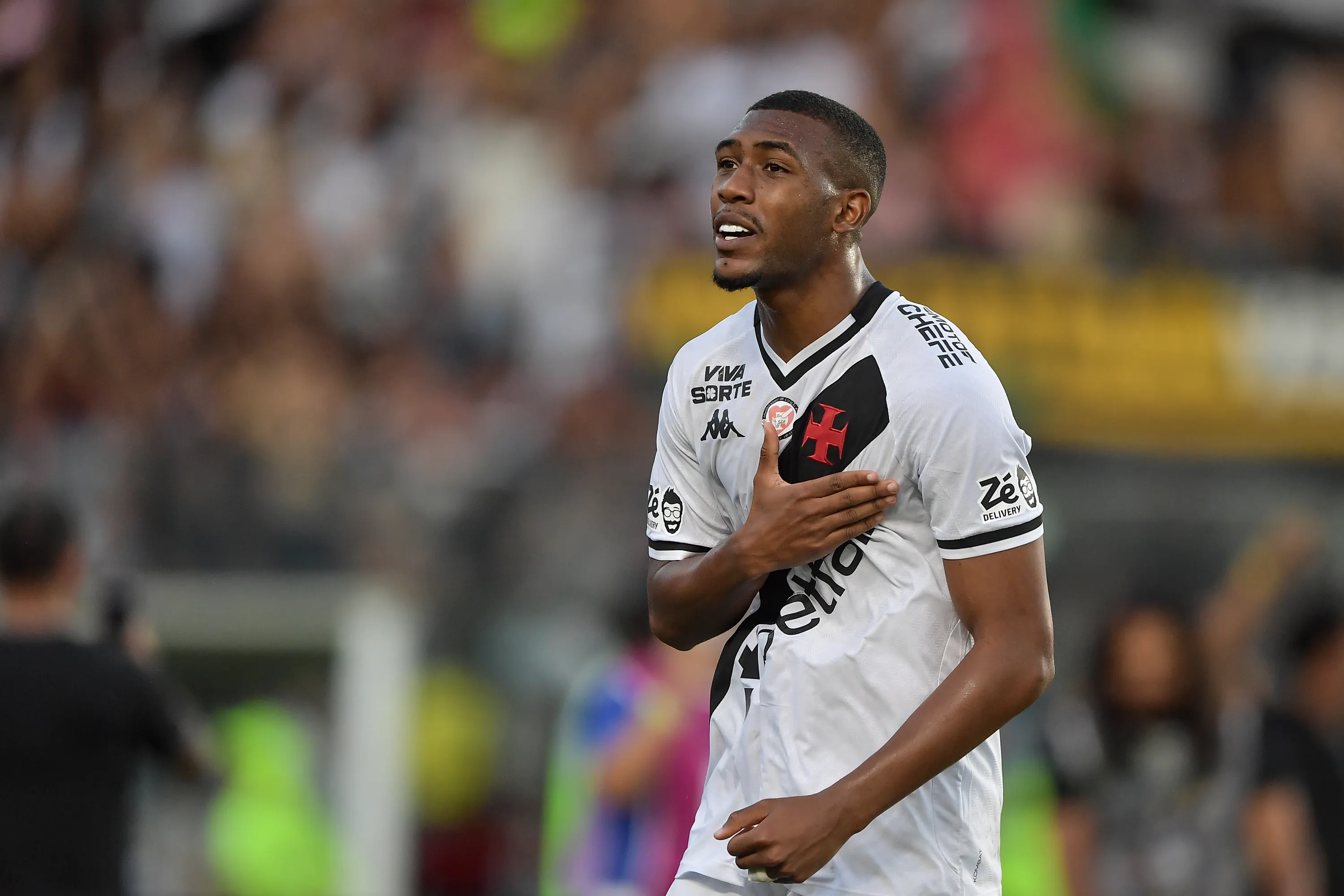 Rayan jogador do Vasco comemora seu gol durante partida contra o Vitoria no estadio Sao Januario pelo campeonato Brasileiro A 2025. Foto: Thiago Ribeiro/AGIF