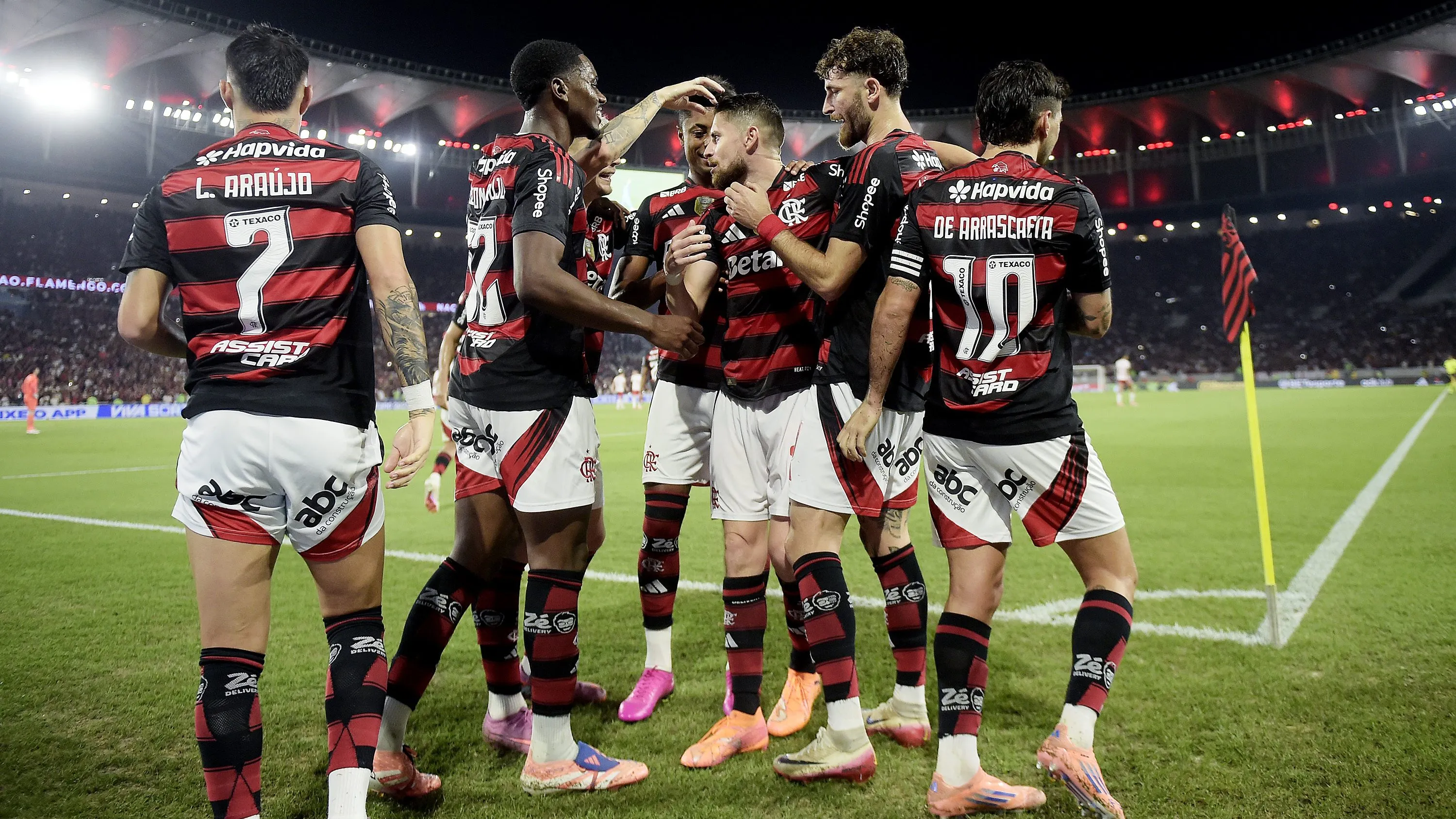 Jorginho  jogador do Flamengo comemora seu gol com jogadores do seu time durante partida contra o Bragantino no estadio Maracana pelo campeonato Brasileiro A 2025. Foto: Alexandre Loureiro/AGIF