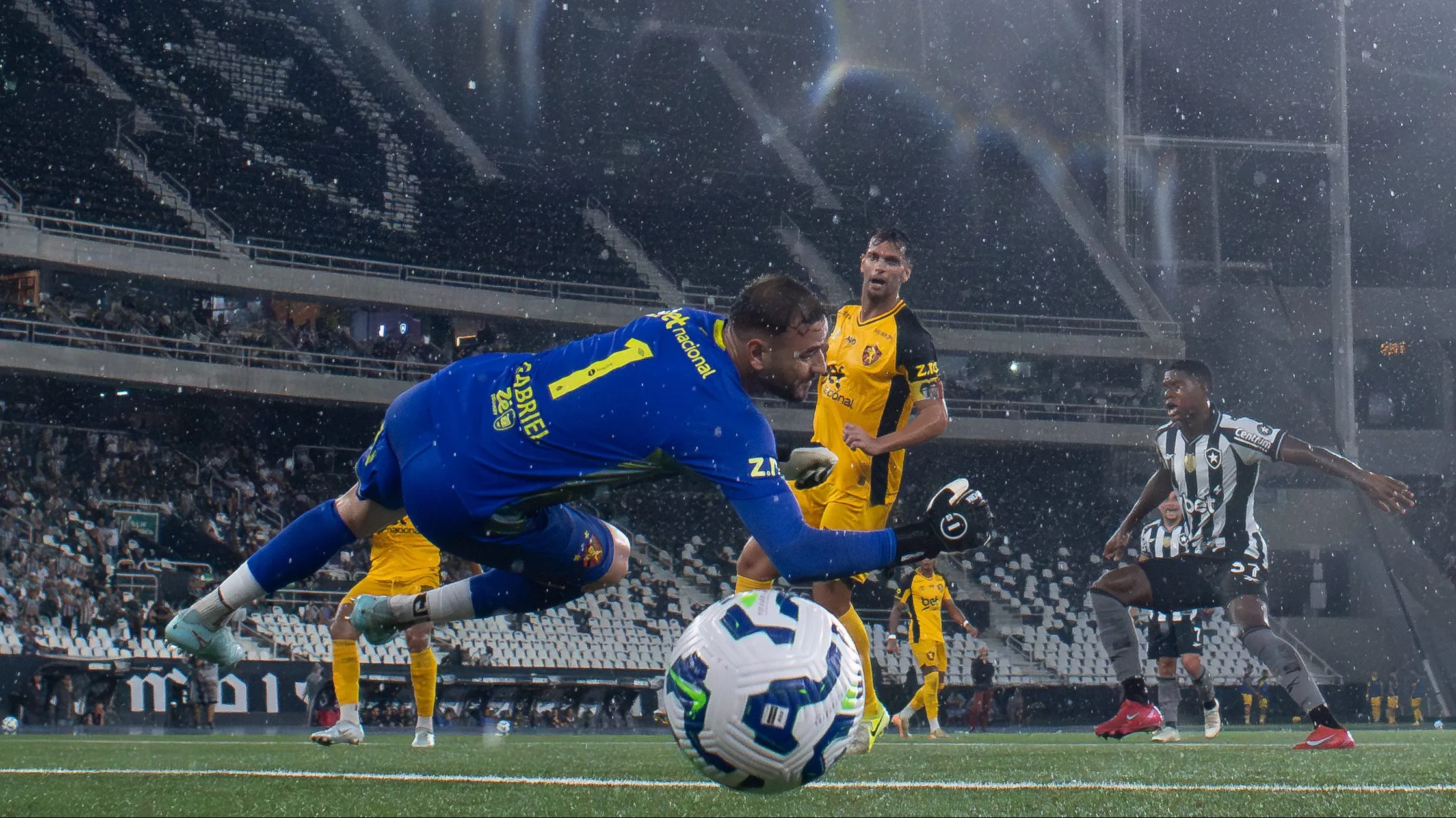 Kadir jogador do Botafogo chuta para marcar seu gol durante partida contra o Sport no estadio Engenhao pelo campeonato Brasileiro A 2025. Foto: Jorge Rodrigues/AGIF