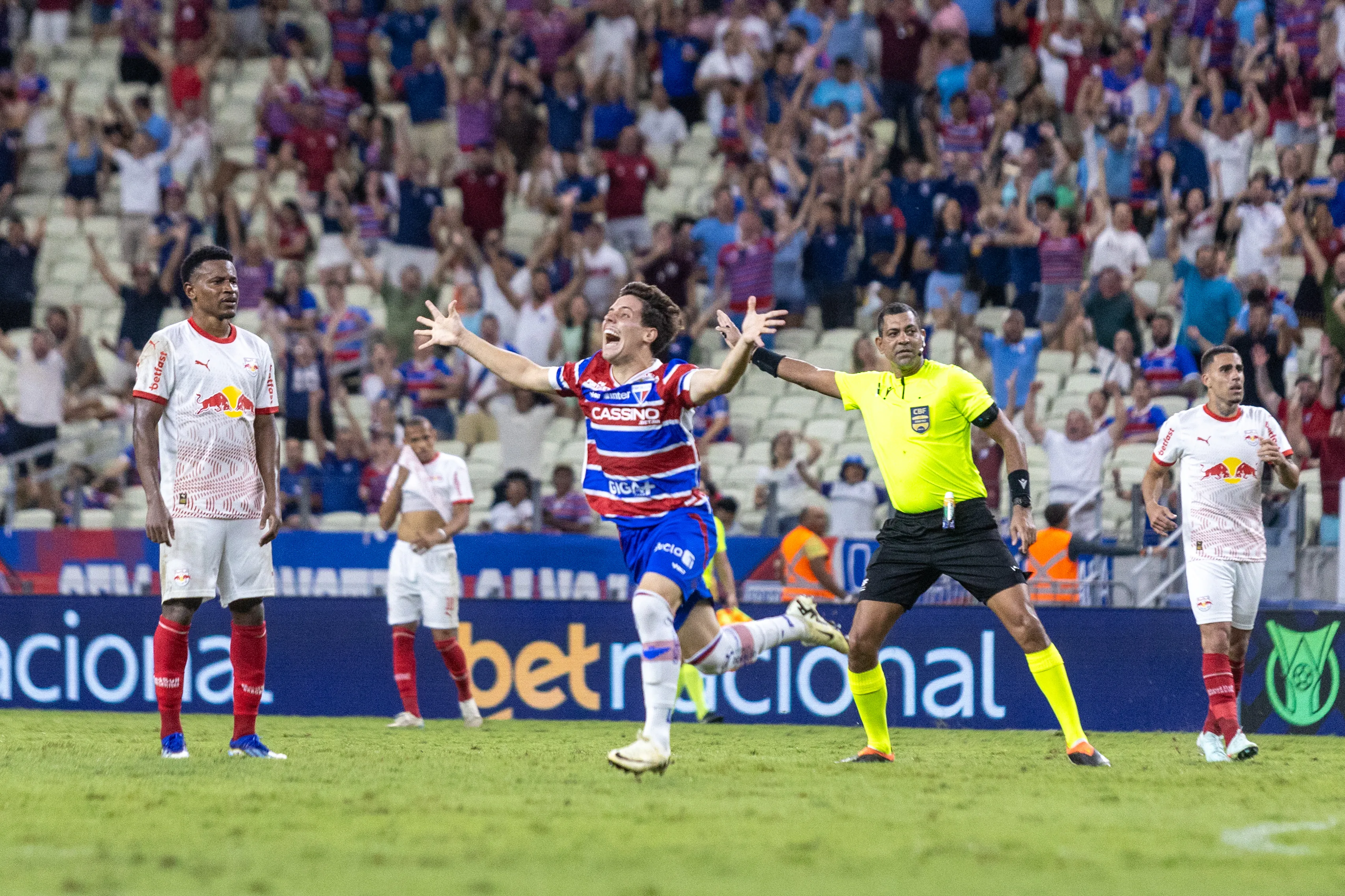 Lucca Prior  jogador do Fortaleza comemora seu gol durante partida contra o Bragantino no estadio Arena Castelao pelo campeonato Brasileiro A 2025. Foto: Lucas Emanuel/AGIF