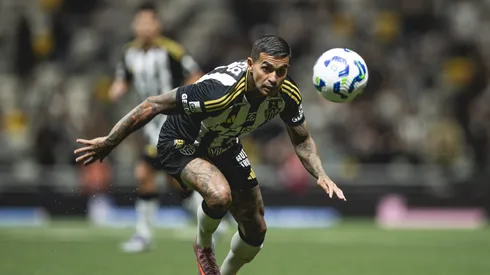 Dudu fez belíssima jogada para cima de Emerson Royal e deu assistência para gol de Bernard