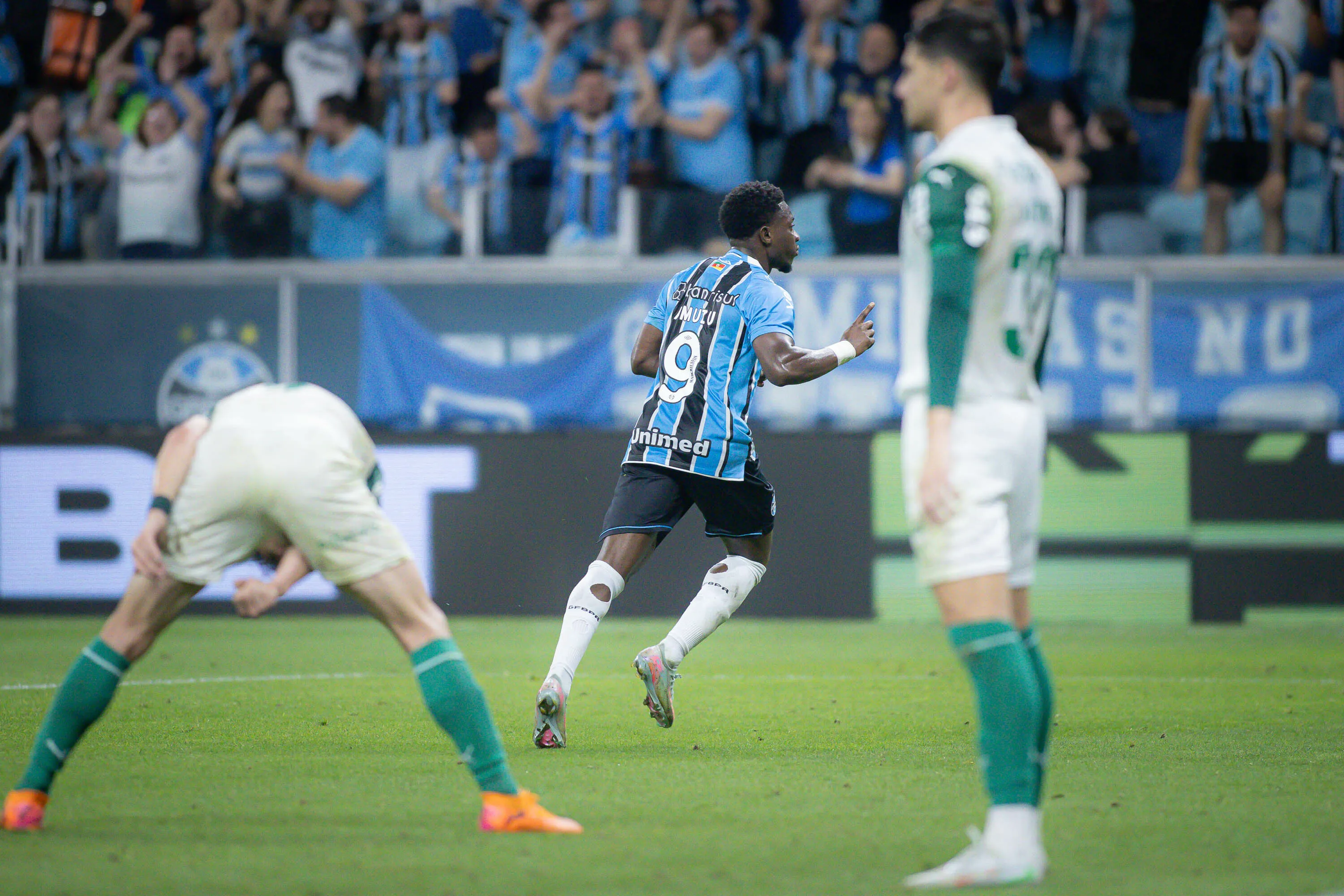 Giay lamenta falha defensiva em gol de Amuzu para empatar o jogo no fim do 1º tempo de Grêmio x Palmeiras – Foto: Maxi Franzoi/AGIF