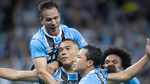 Gremistas comemoram o gol de Carlos Vinicíus diante do vice-líder Palmeiras