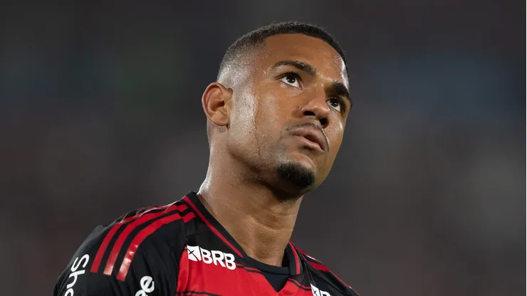 Samuel Lino perdeu três chances de gol