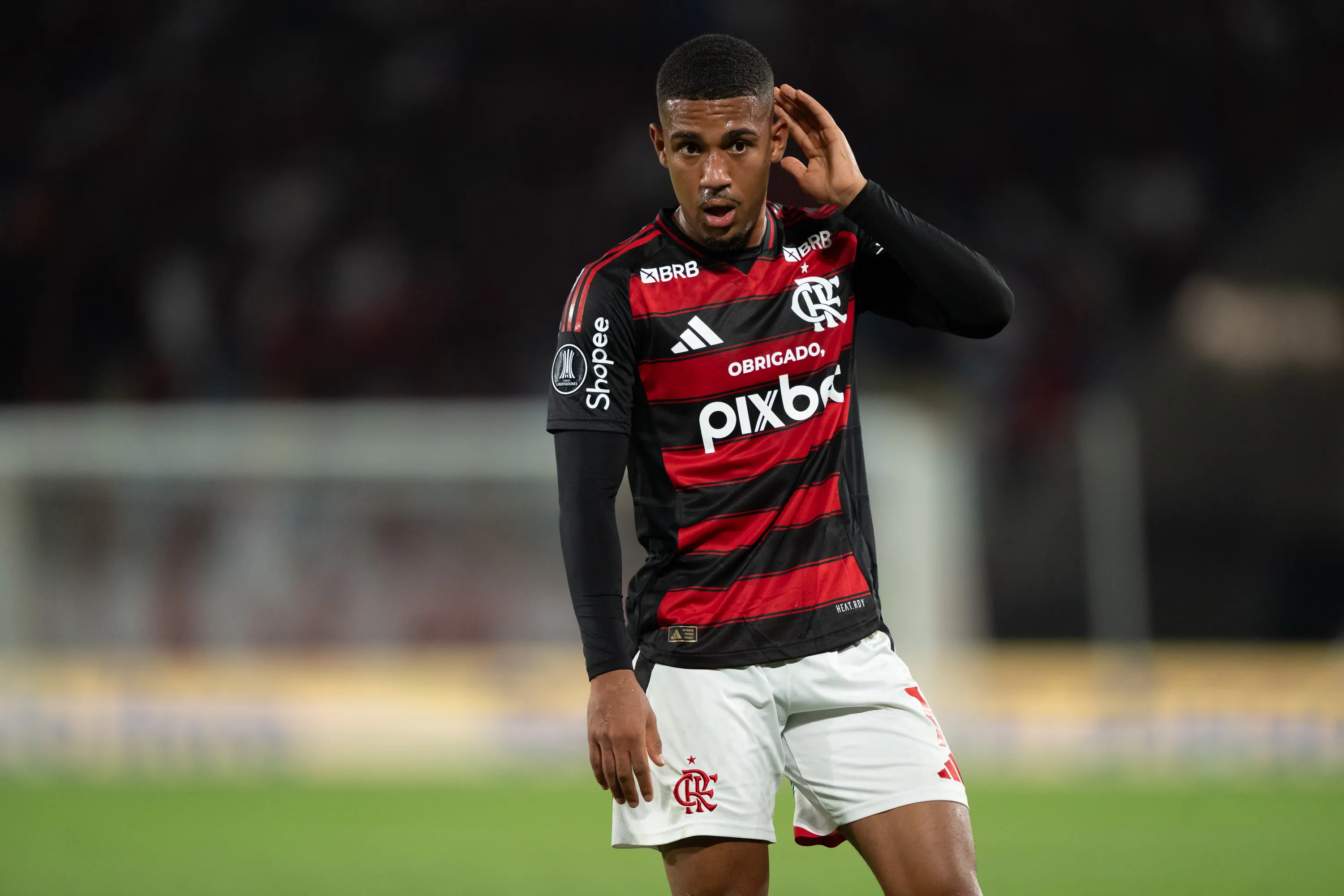 Samuel Lino foi criticado enquanto esteve em campo. Foto: Jorge Rodrigues/AGIF