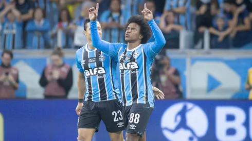 Willian comemora ao marcar o terceiro gol do Grêmio diante do Palmeiras
