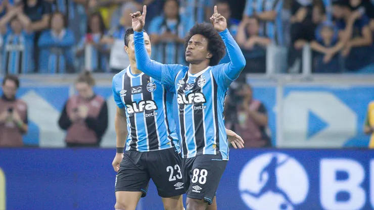 Willian comemora ao marcar o terceiro gol do Grêmio diante do Palmeiras