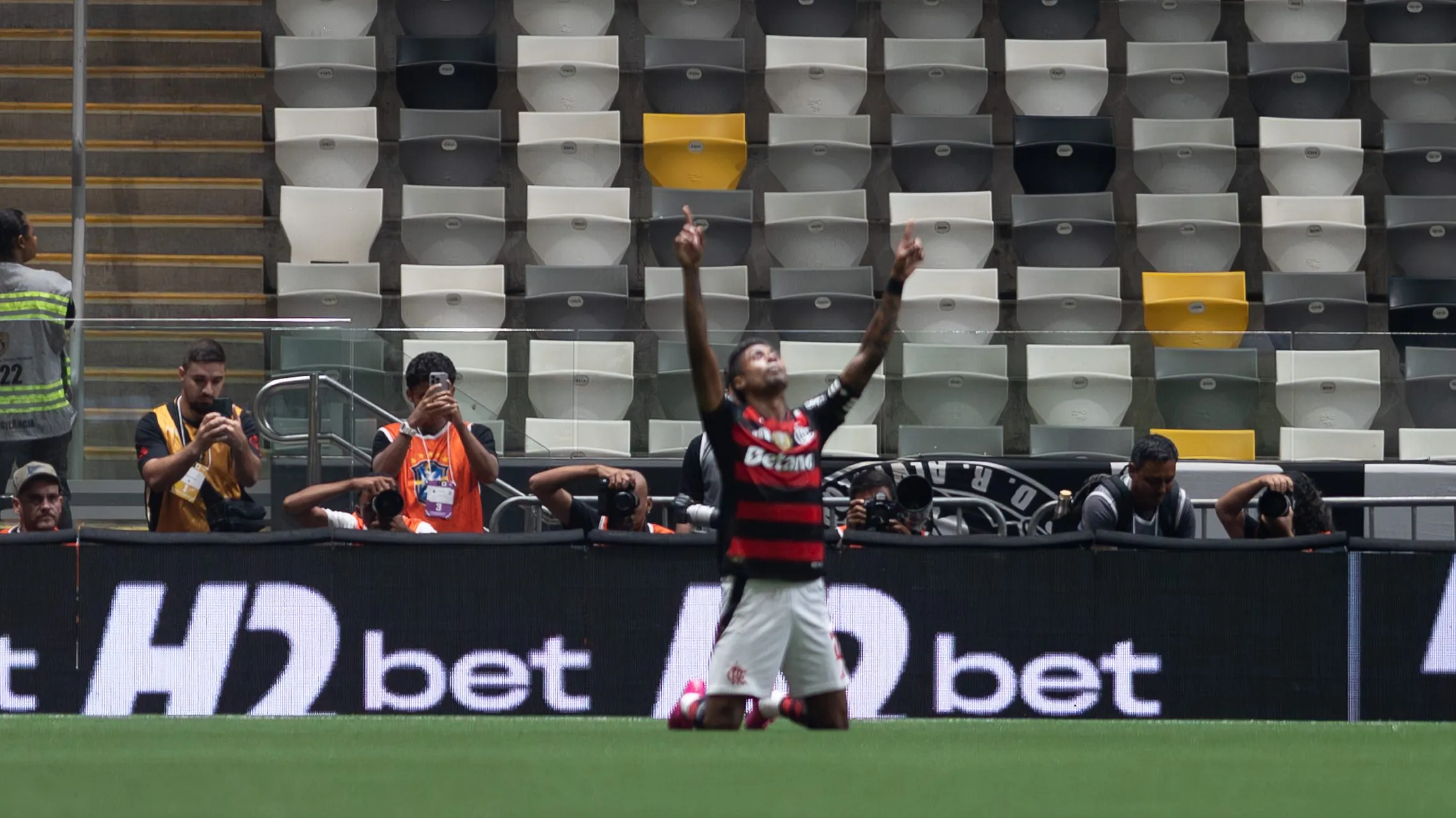 BH celebra o seu gol na Arena MRV – Foto: Alessandra Torres/AGIF