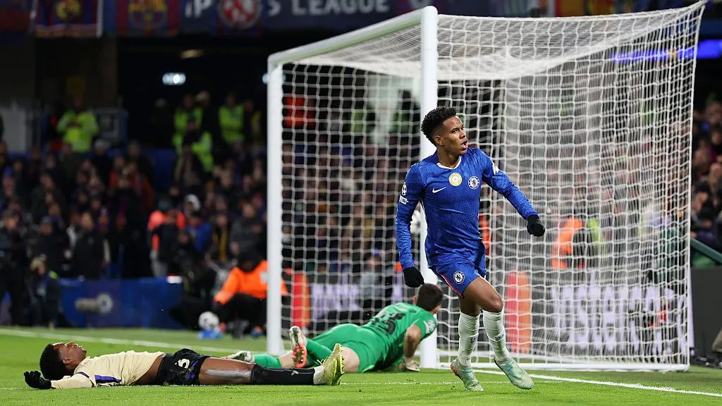 Estêvão celebra sua brilhante jogada que terminou em gol contra o Barcelona (Photo by Justin Setterfield/Getty Images)