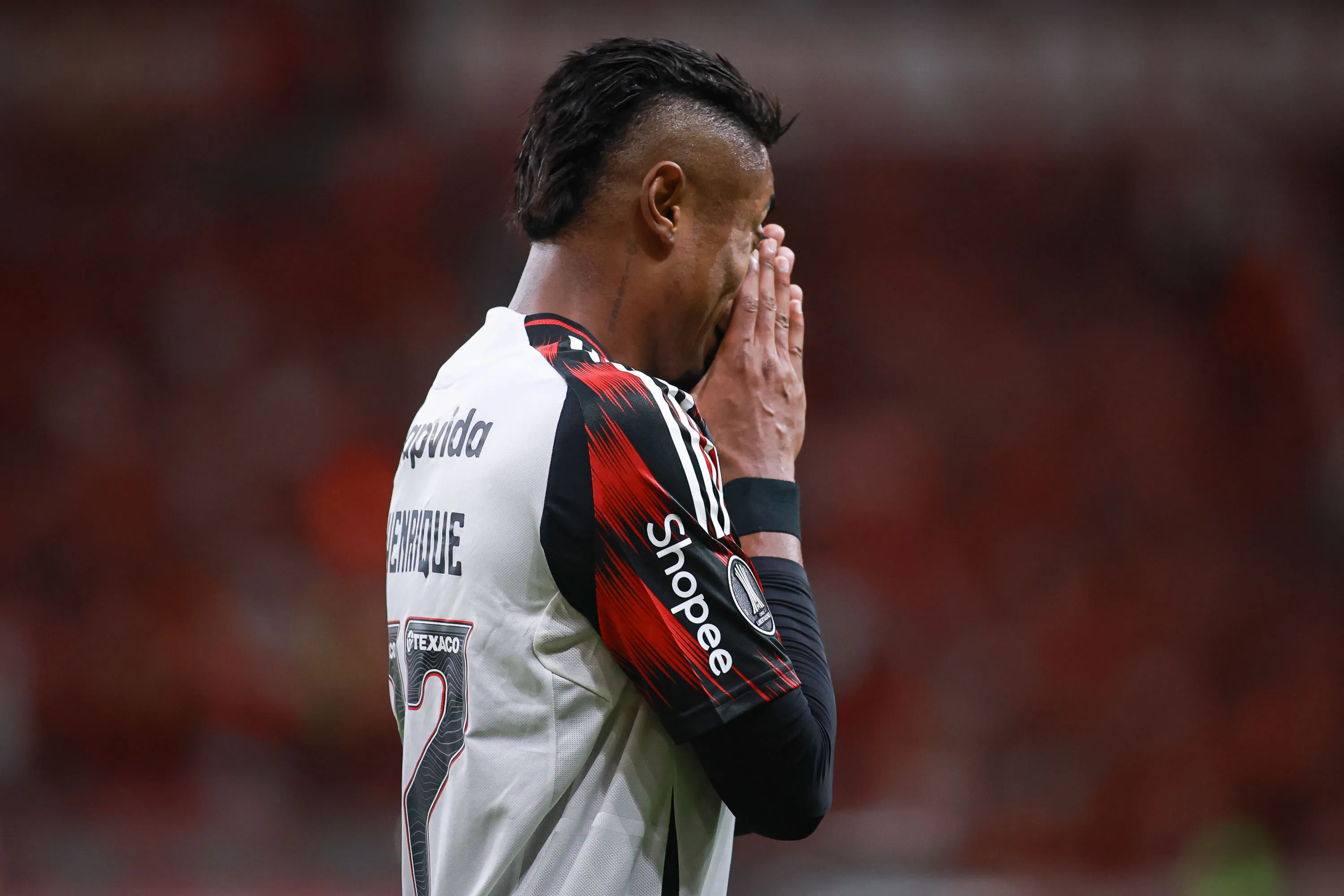 Bruno Henrique jogador do Flamengo lamenta durante partida contra o Internacional no estadio Beira-Rio pelo campeonato Copa Libertadores 2025. Foto: Maxi Franzoi/AGIF