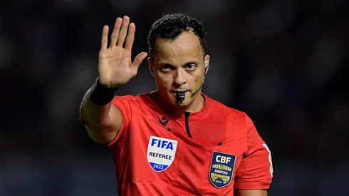 Árbitro marcou pênalti a favor do Grêmio.