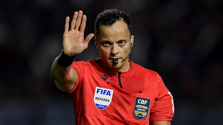 Árbitro marcou pênalti a favor do Grêmio.