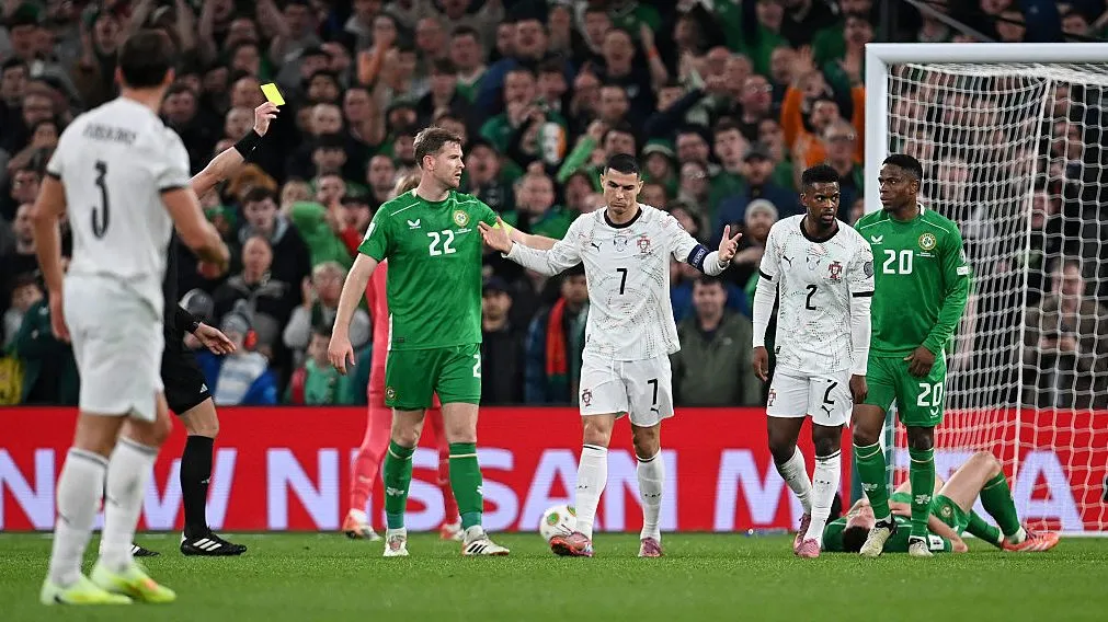 Cristiano Ronaldo recebe cartão contra a Irlanda. Foto: Charles McQuillan/Getty Images