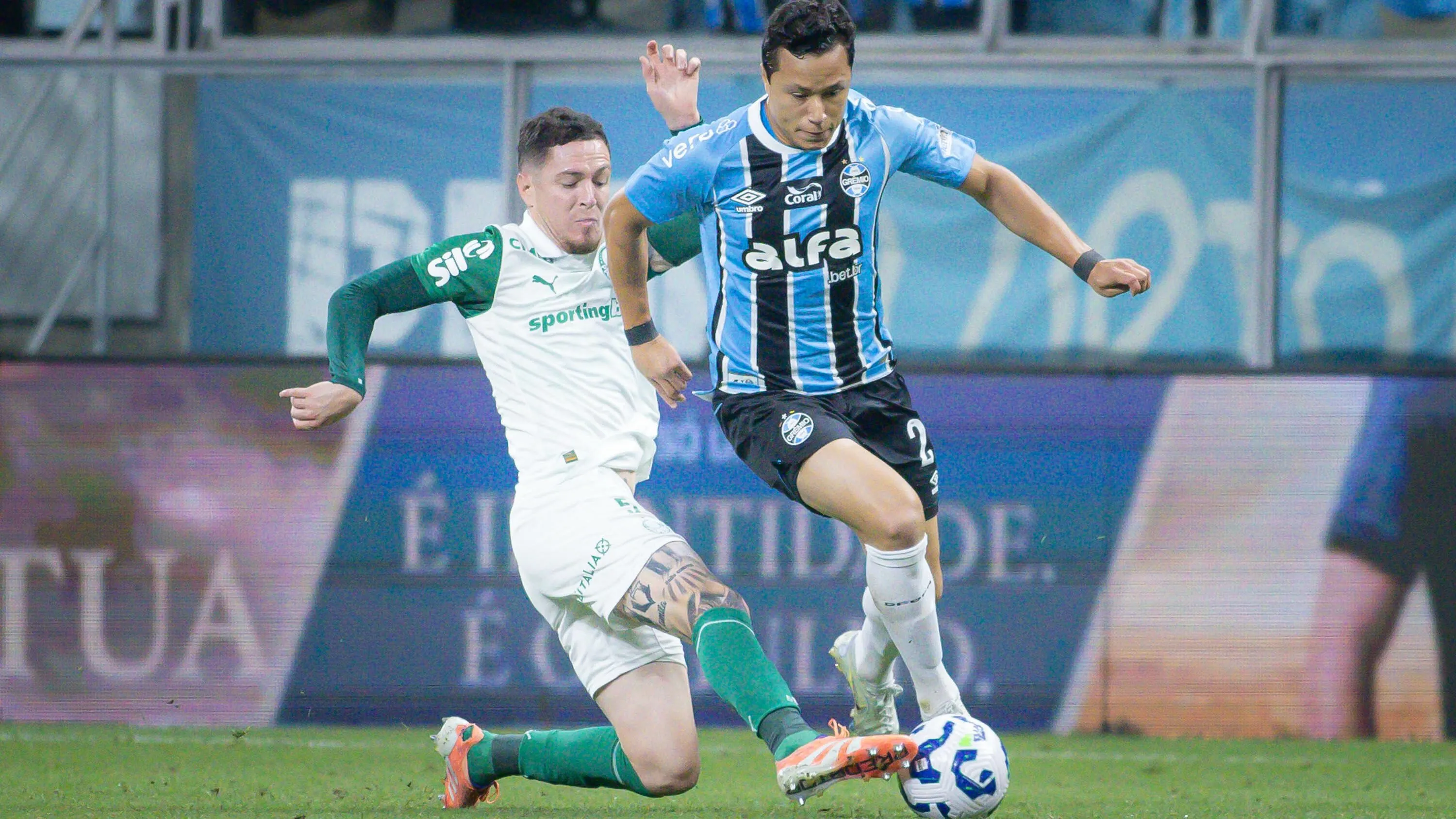 Marlon jogador do Gremio disputa lance com Anibal Moreno jogador do Palmeiras durante partida no estadio Arena do Gremio pelo campeonato Brasileiro A 2025. Foto: Maxi Franzoi/AGIF