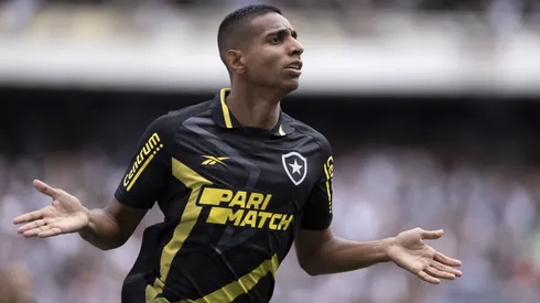 RJ - RIO DE JANEIRO - 18/02/2024 - CARIOCA 2024, BOTAFOGO X VASCO - Victor Sa jogador do Botafogo comemora seu gol anulado durante partida contra o Vasco no estadio Engenhao pelo campeonato Carioca 2024. Foto: Jorge Rodrigues/AGIF