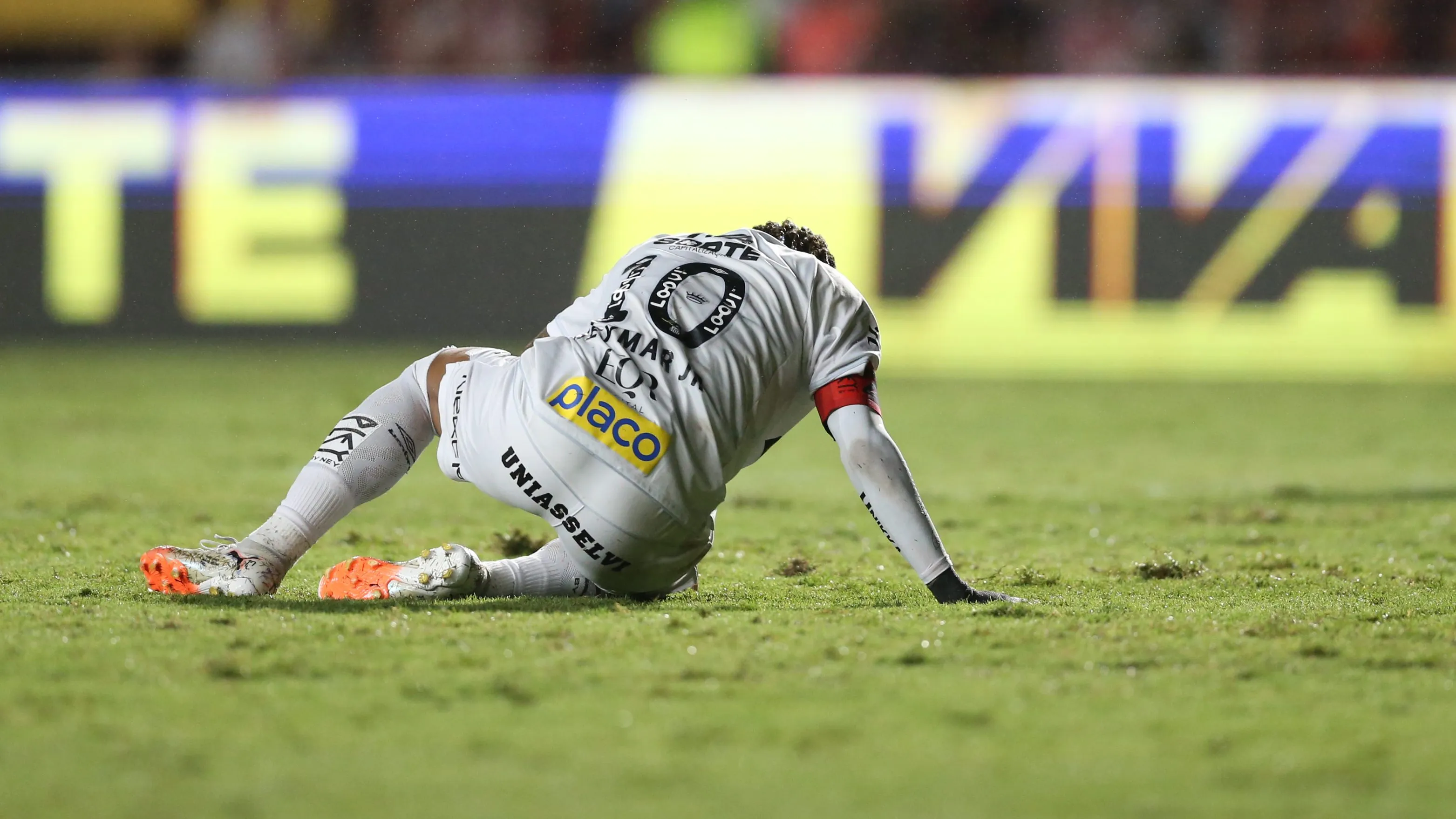 Neymar coleciona problemas físicos - Foto: Marlon Costa/AGIF.