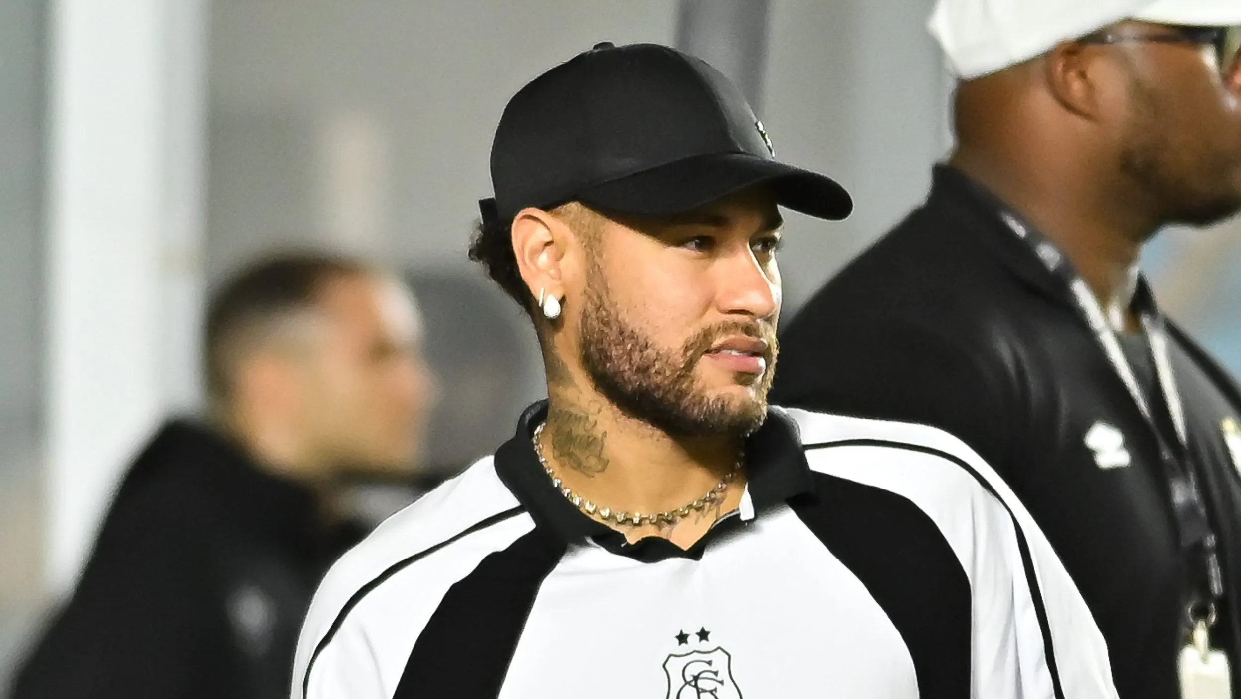 Foto: Jota Erre/AGIF – Ney Jr. vinha atuando com problema no joelho, alerta Neto.