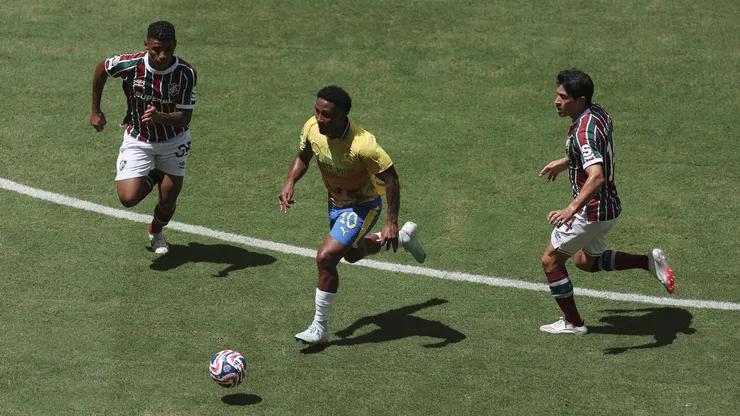Lucas Ribeiro (C) enfrentou o Fluminense de Hércules (E) e Cano (D) no Mundial