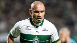 Maicon jogador do Coritiba durante partida contra o Athletico-PR no estadio Couto Pereira pelo campeonato Brasileiro B 2025. Foto: Luis Garcia/AGIF