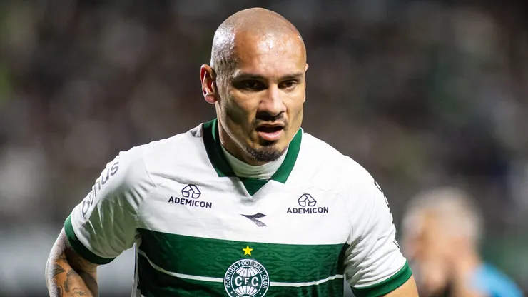 Maicon jogador do Coritiba durante partida contra o Athletico-PR no estadio Couto Pereira pelo campeonato Brasileiro B 2025. Foto: Luis Garcia/AGIF