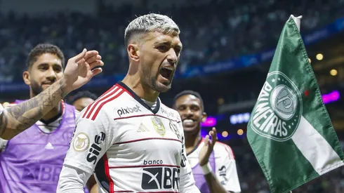 Arrascaeta comemorando gol pelo Fla contra o Palmeiras.